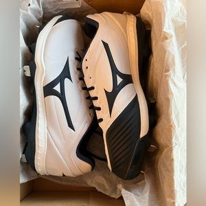 NIB Women’s Mizuno Sweep 5 metal softball pitching cleats - Size 7.5